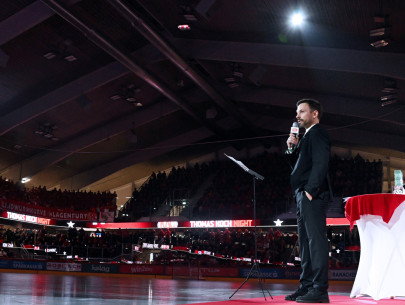 Über 4.300 Fans der Rotjacken verfolgten die Abschiedsrede von KAC-Ikone Thomas Koch