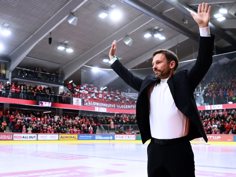 Stehende Ovationen in der bis auf den letzten Platz gefüllten Heidi Horten-Arena für den ehemaligen Kapitän Stehende Ovationen in der bis auf den letzten Platz gefüllten Heidi Horten-Arena für den ehemaligen Kapitän