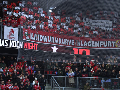 Die Choreographie von Stiege 19 und Red-WhiteDragons  in der Lindwurmkurve Ost Die Choreographie von Stiege 19 und Red-WhiteDragons  in der Lindwurmkurve Ost