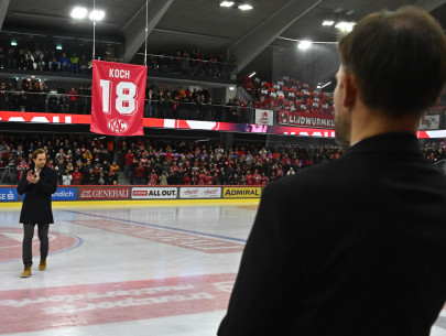 Der Höhepunkt des Abends: Von Kapitän Hundertpfund auf das Eis gebracht, wurde der Banner mit Thomas Kochs Rückennummer unter das Hallendach der Heidi Horten-Arena gezogen