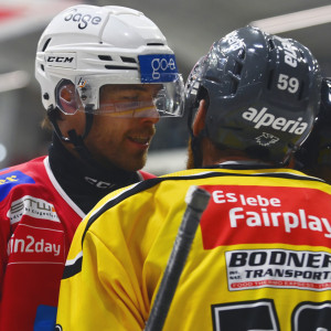 Kapitän Thomas Hundertpfund leistete in seinem ersten Heimspiel seit 28. November den Führungstreffer für die Rotjacken ein Kapitän Thomas Hundertpfund leistete in seinem ersten Heimspiel seit 28. November den Führungstreffer für die Rotjacken ein