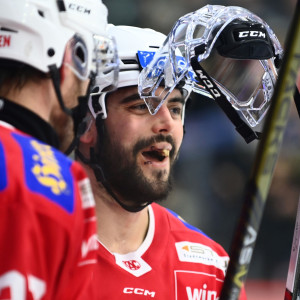 Nur zwei Tage nach seiner Gesichtsverletzung im Auswärtsspiel bei Fehérvár AV19 stand Verteidiger Steven Strong wieder am Eis und erzielte prompt sein erstes Saisontor Nur zwei Tage nach seiner Gesichtsverletzung im Auswärtsspiel bei Fehérvár AV19 stand Verteidiger Steven Strong wieder am Eis und erzielte prompt sein erstes Saisontor