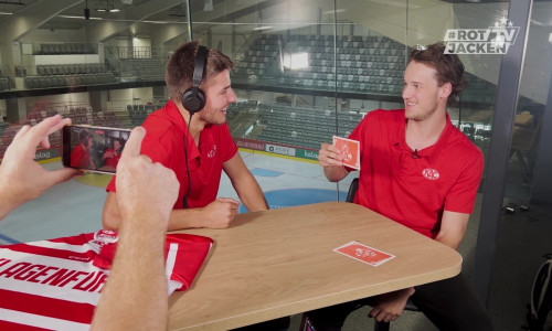 Die Stürmer Fabian Hochegger und Simeon Schwinger versuchen sich in der neuen Ausgabe des Magazins von #Rotjacken-TV bei der Whisper Challenge