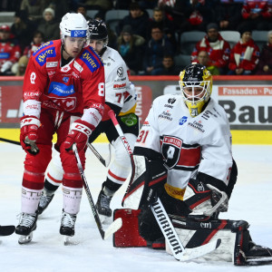 Rotjacken-Stürmer Nick Petersen konnte seinen ehemaligen Teamkollegen David Madlener am Freitagabend gleich zwei Mal bezwingen