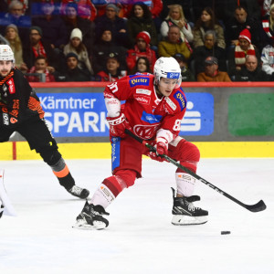 Niki Kraus kam im Duell mit den Graz99ers zu einigen Einschussgelegenheiten, letztlich fixierte er mit einem Empty Net-Treffer den Endstand Niki Kraus kam im Duell mit den Graz99ers zu einigen Einschussgelegenheiten, letztlich fixierte er mit einem Empty Net-Treffer den Endstand