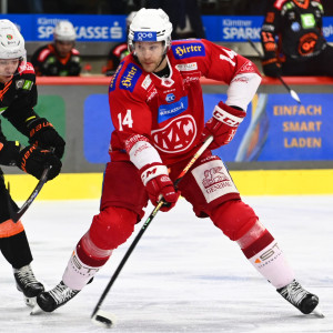 Rotjacken-Verteidiger Paul Postma hatte Pech, gleich zwei aussichtsreiche Abschlüsse von ihm landeten lediglich an der Stange Rotjacken-Verteidiger Paul Postma hatte Pech, gleich zwei aussichtsreiche Abschlüsse von ihm landeten lediglich an der Stange