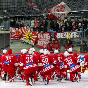 Nach dem 7:1-Kantersieg durften sich die jungen Rotjacken wieder vom lautstarken Anhang feiern lassen Nach dem 7:1-Kantersieg durften sich die jungen Rotjacken wieder vom lautstarken Anhang feiern lassen