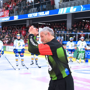 Vor der Begegnung wurde der langjährige EBEL- und ICE-Schiedsrichter Viktor Trilar in den Ruhestand verabschiedet Vor der Begegnung wurde der langjährige EBEL- und ICE-Schiedsrichter Viktor Trilar in den Ruhestand verabschiedet