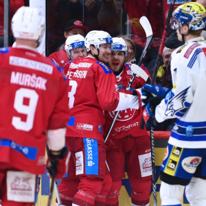 Bei den Rotjacken gab es am Sonntagabend einmal mehr viele lachende Gesichter, hier nach dem Treffer von Thomas Vallant, der auch im zweiten Saisonderby auf Klagenfurter Eis einsendete