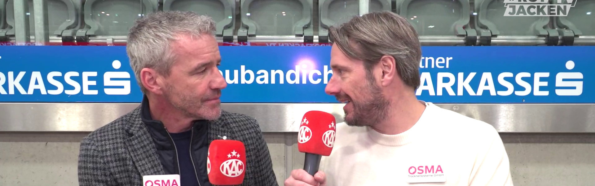 Direkt auf der KAC-Spielerbank analysieren Joschi Peharz und Marc Brabant den 8:1-Heimsieg gegen Ljubljana