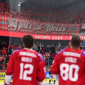 Die Anhänger der Rotjacken färbten die Fankurven zum Playoff-Auftakt in Rot und Weiß