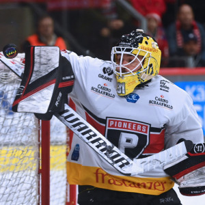 Ex-KAC-Goalie David Madlener, der beim letzten Auftritt an seiner alten Wirkungsstätte acht Gegentreffer kassiert hatte, verbuchte dieses Mal ein Shutout