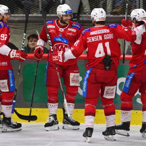 Im ausgeglichenen Startdrittel waren die Rotjacken das effizientere Team, Lukas Haudum konnte zwei Mal jubeln Im ausgeglichenen Startdrittel waren die Rotjacken das effizientere Team, Lukas Haudum konnte zwei Mal jubeln