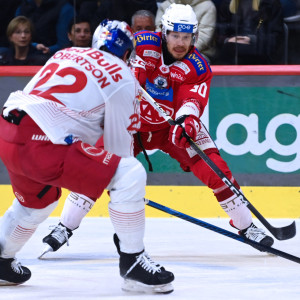 Matt Fraser wurde im dritten Drittel von Ryan Murphy so gefoult, dass der Salzburger unter die Dusche geschickt wurde, der KAC-Stürmer kehrte später in die Partie zurück Matt Fraser wurde im dritten Drittel von Ryan Murphy so gefoult, dass der Salzburger unter die Dusche geschickt wurde, der KAC-Stürmer kehrte später in die Partie zurück