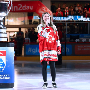 Brinn Furey sang vor dem Opening Faceoff am Mittelkreis der Heidi Horten-Arena die österreichische Bundeshymne Brinn Furey sang vor dem Opening Faceoff am Mittelkreis der Heidi Horten-Arena die österreichische Bundeshymne