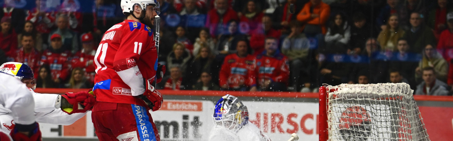 Der Weg an Salzburg-Goalie Atte Tolvanen vorbei blieb für Lukas Haudum und die Rotjacken am Freitagabend versperrt