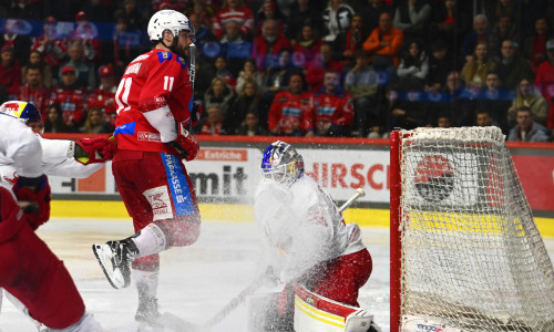 Der Weg an Salzburg-Goalie Atte Tolvanen vorbei blieb für Lukas Haudum und die Rotjacken am Freitagabend versperrt