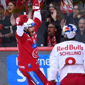 Kapitän Thomas Hundertpfund brachte die Rotjacken in der 10. Spielminute mit 1:0 in Führung Kapitän Thomas Hundertpfund brachte die Rotjacken in der 10. Spielminute mit 1:0 in Führung
