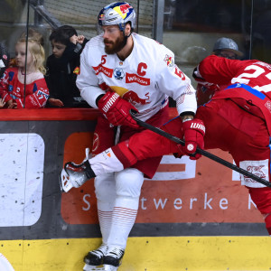 Salzburg-Kapitän Thomas Raffl erzielte beide Treffer seiner Mannschaft in der regulären Spielzeit Salzburg-Kapitän Thomas Raffl erzielte beide Treffer seiner Mannschaft in der regulären Spielzeit