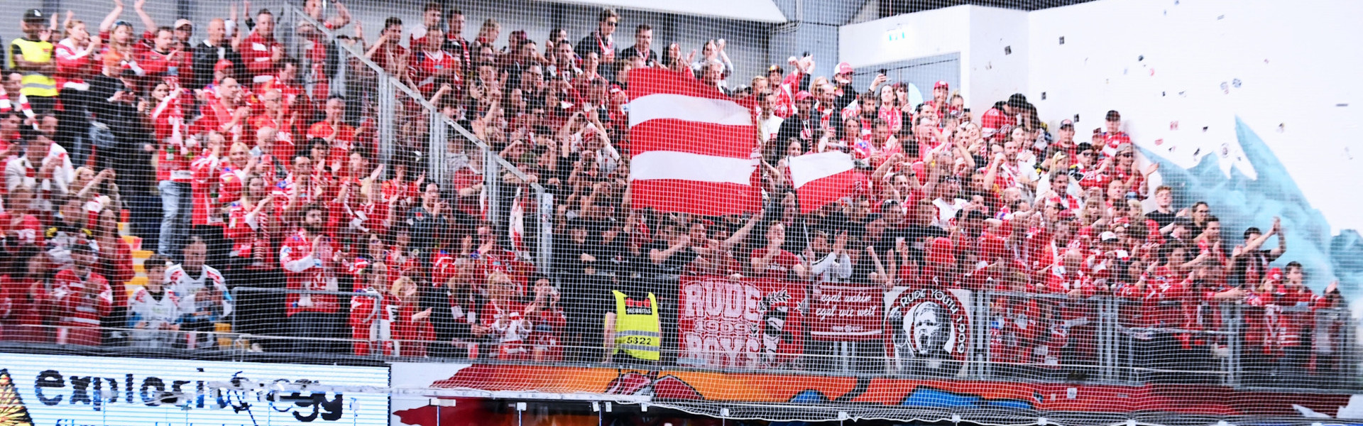 Unterstützt von hunderten Fans wollen die Rotjacken am Dienstag ihren zweiten Auswärtssieg der Finalserie einfahren