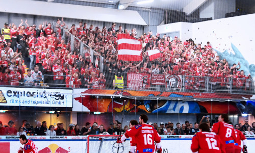 Unterstützt von hunderten Fans wollen die Rotjacken am Dienstag ihren zweiten Auswärtssieg der Finalserie einfahren