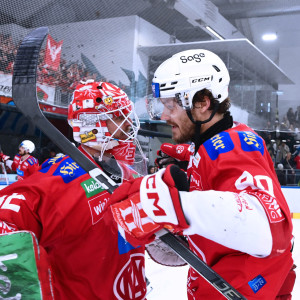 Sebastian Dahm und Matt Fraser, zwei der Väter des KAC-Sieges, herzten sich nach dem Spiel vor dem vollen Auswärtssektor