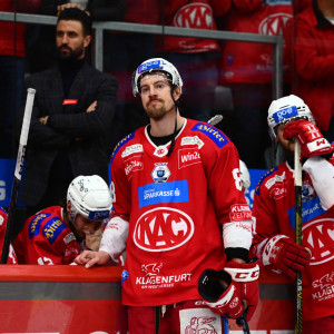 Lange Gesichter auf der KAC-Bank und bei Nick Petersen, der hauchdünn an seinem dritten Titelgewinn mit den Rotjacken vorbeischrammte