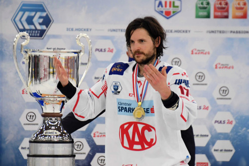 Manuel Ganahl nahm 2021 als Kapitän der Rotjacken die Karl Nedwed-Trophy für den Meistertitel in der ICE Hockey League entgegen