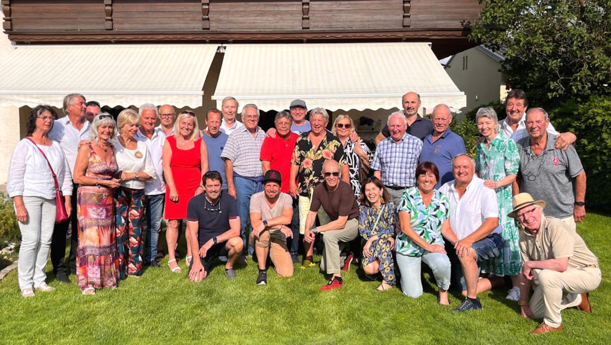 Walter König, seine ehemaligen Kollegen und deren Partnerinnen