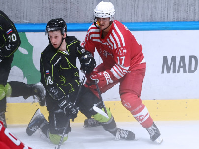 Neuzugang Nick Pastujov debütierte als Mittelstürmer der ersten Offensivlinie im KAC-Jersey