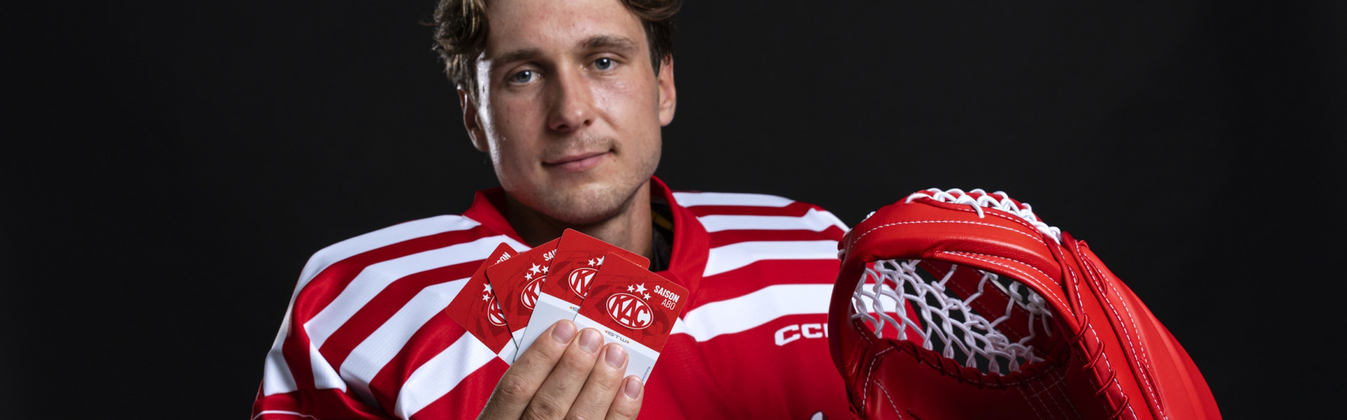 Florian Vorauer präsentiert die Stehplatz-Dauerkarten, die der EC-KAC für die Saison 2024/25 auch für Neukunden auflegt