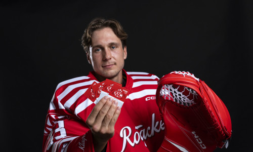 Florian Vorauer präsentiert die Stehplatz-Dauerkarten, die der EC-KAC für die Saison 2024/25 auch für Neukunden auflegt