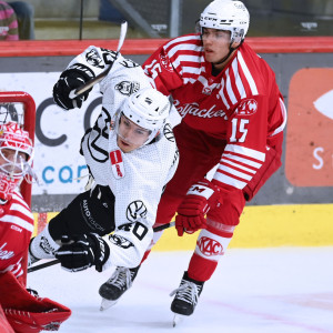 Eigenbauspieler Christoph Tialler, für zwei Wochen von den Black Wings ausgeliehen, machte im Trikot seines Stammvereins eine gute Figur Eigenbauspieler Christoph Tialler, für zwei Wochen von den Black Wings ausgeliehen, machte im Trikot seines Stammvereins eine gute Figur