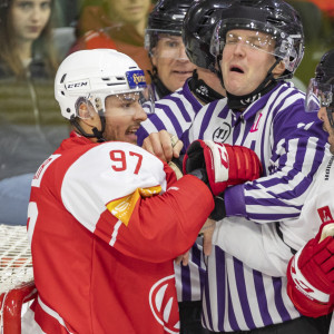 Fabian Hochegger sorgte mit einer deutlich gewonnenen Ringeinlage für einen der wenigen rot-weißen Höhepunkte des Abends Fabian Hochegger sorgte mit einer deutlich gewonnenen Ringeinlage für einen der wenigen rot-weißen Höhepunkte des Abends