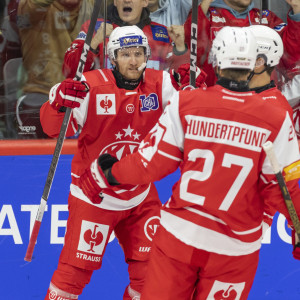 Johannes Bischofberger zeichnete für den erste Treffer des Abends verantwortlich und traf später die Querlatte Johannes Bischofberger zeichnete für den erste Treffer des Abends verantwortlich und traf später die Querlatte