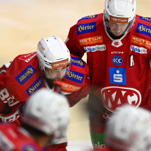 Nach gut fünf Minuten lagen die Rotjacken mit 0:2 zurück und verloren zudem den verletzt ausgeschiedenen Raphael Herburger Nach gut fünf Minuten lagen die Rotjacken mit 0:2 zurück und verloren zudem den verletzt ausgeschiedenen Raphael Herburger