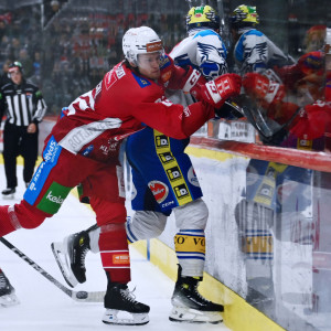 Thimo Nickl teilte in seinem ersten Kärntner Derby im Erwachseneneishockey zahlreiche hart Bodychecks aus Thimo Nickl teilte in seinem ersten Kärntner Derby im Erwachseneneishockey zahlreiche hart Bodychecks aus