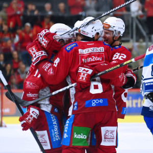 Die Rotjacken bejubeln den zwischenzeitlichen Ausgleichstreffer, den der spätere Spieler des Abends, Jesper Jensen Aabo erzielte Die Rotjacken bejubeln den zwischenzeitlichen Ausgleichstreffer, den der spätere Spieler des Abends, Jesper Jensen Aabo erzielte