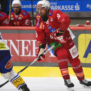 Jan Muršak leitete einmal mehr eine Wende im KAC-Spiel ein: Er erzielte den Anschlusstreffer zum 1:2 und bereitete das Tor zum 3:2 vor Jan Muršak leitete einmal mehr eine Wende im KAC-Spiel ein: Er erzielte den Anschlusstreffer zum 1:2 und bereitete das Tor zum 3:2 vor