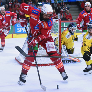 Nick Pastujov spielte die Partie, nachdem ihm ein Cut  im Gesicht genäht werden musste, mit Gittervisier fertig Nick Pastujov spielte die Partie, nachdem ihm ein Cut im Gesicht genäht werden musste, mit Gittervisier fertig