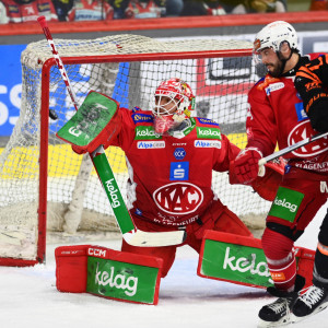 Bei einem satten Blueliner von Korbinian Holzer musste KAC-Goalie Sebastian Dahm zum ersten Mal hinter sich greifen Bei einem satten Blueliner von Korbinian Holzer musste KAC-Goalie Sebastian Dahm zum ersten Mal hinter sich greifen