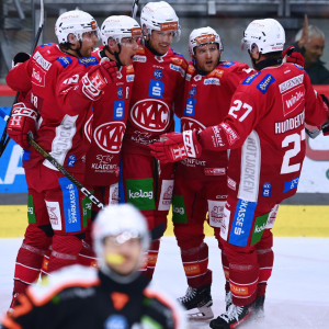 (ec- kac gegengraz 99ers ) ice hockey saison 2024/2025, eishockey österreich Knapp vor Hälfte des ersten Abschnitts jubelten die Rotjacken noch über den Führungstreffer durch Matt Fraser