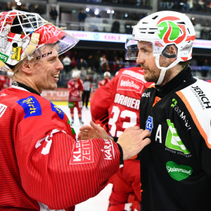 Die freundschaftliche Verabschiedung langjähriger Klagenfurter Teamkollegen: Sebastian Dahm und Manuel Ganahl