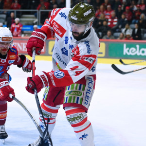Südtirol-Verteidiger Scott Valentine schickte bereits in Minute sechs KAC-Stürmer Nick Pastujov mit einem mächtigen Check ins Krankenhaus Südtirol-Verteidiger Scott Valentine schickte bereits in Minute sechs KAC-Stürmer Nick Pastujov mit einem mächtigen Check ins Krankenhaus