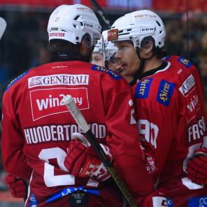 Bei numerischer Unterlegenheit verkürzten die Rotjacken im zweiten Abschnitt noch auf 2:3, Matt Fraser traf nach feinem Hundertpfund-Pass Bei numerischer Unterlegenheit verkürzten die Rotjacken im zweiten Abschnitt noch auf 2:3, Matt Fraser traf nach feinem Hundertpfund-Pass