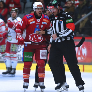 Nach der Spieldauer-Disziplinarstrafe gegen seinen Abwehrpartner Thimo Nickl im ersten Abschnitt musste im dritten Durchgang auch Jesper Jensen Aabo unter die Dusche Nach der Spieldauer-Disziplinarstrafe gegen seinen Abwehrpartner Thimo Nickl im ersten Abschnitt musste im dritten Durchgang auch Jesper Jensen Aabo unter die Dusche