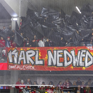 Die KAC-Fans gedachten vor Spielbeginn dem sich  dieser Tage zum zehnten Mal jährenden Todestags von Vereins- und Ligapräsident Karl Nedwed Die KAC-Fans gedachten vor Spielbeginn dem sich dieser Tage zum zehnten Mal jährenden Todestags von Vereins- und Ligapräsident Karl Nedwed