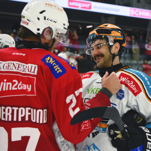 Am Ende des Spiels lachte der Ex-KACler Marcel Witting im Trikot der Black Wings Am Ende des Spiels lachte der Ex-KACler Marcel Witting im Trikot der Black Wings