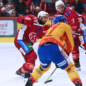 Raphael Herburger erzielte in Spielminute 55 das umjubelte Game Winning Goal für die Rotjacken Raphael Herburger erzielte in Spielminute 55 das umjubelte Game Winning Goal für die Rotjacken