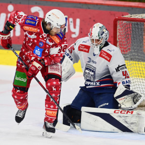 Daniel Obersteiner fälschte zunächst zum 2:0 ab und erzielte dann bei numerischer Unterlegenheit das Game Winning Goal Daniel Obersteiner fälschte zunächst zum 2:0 ab und erzielte dann bei numerischer Unterlegenheit das Game Winning Goal